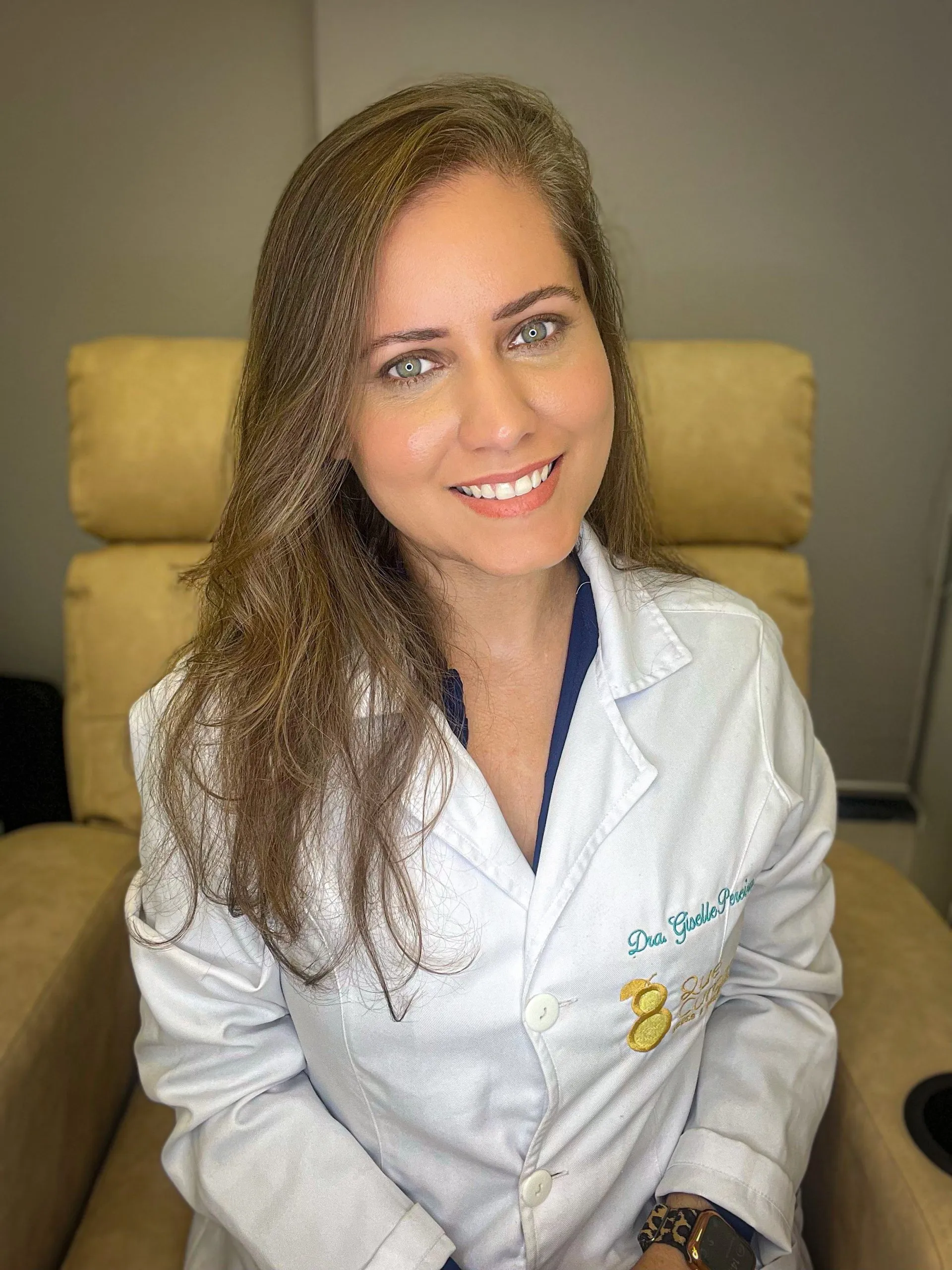 Dra. Giselle Pereira sorrindo, de jaleco branco